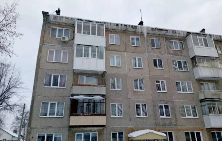 Посмотрите наверх!. В Уфе из-за нестабильной погоды на крышах домов образуются снежные глыбы и наледь