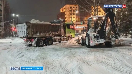 За ночь в центре Уфы вывезли 72 машины снега