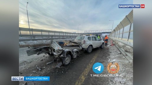 Водитель Hyundai Accent пострадал в ДТП с Renault Duster с прицепом на Восточном выезде в Уфе