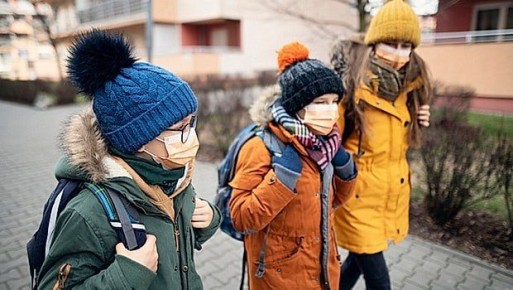 Школьникам напомнили, при какой температуре отменяют уроки