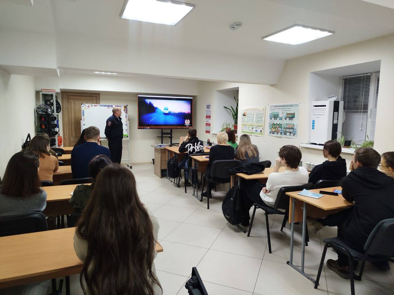 Госавтоинспекция Уфы продолжает работу с курсантами автошкол Госавтоинспекция Уфы продолжает работу с курсантами автошкол