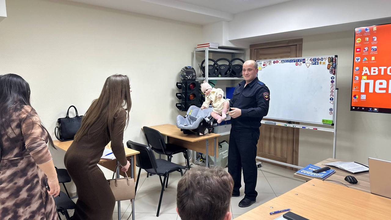 Госавтоинспекция Уфы продолжает работу с курсантами автошкол Госавтоинспекция Уфы продолжает работу с курсантами автошкол