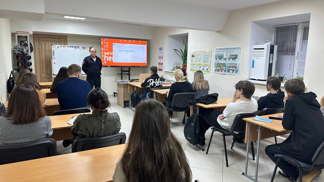 Госавтоинспекция Уфы продолжает работу с курсантами автошкол Госавтоинспекция Уфы продолжает работу с курсантами автошкол