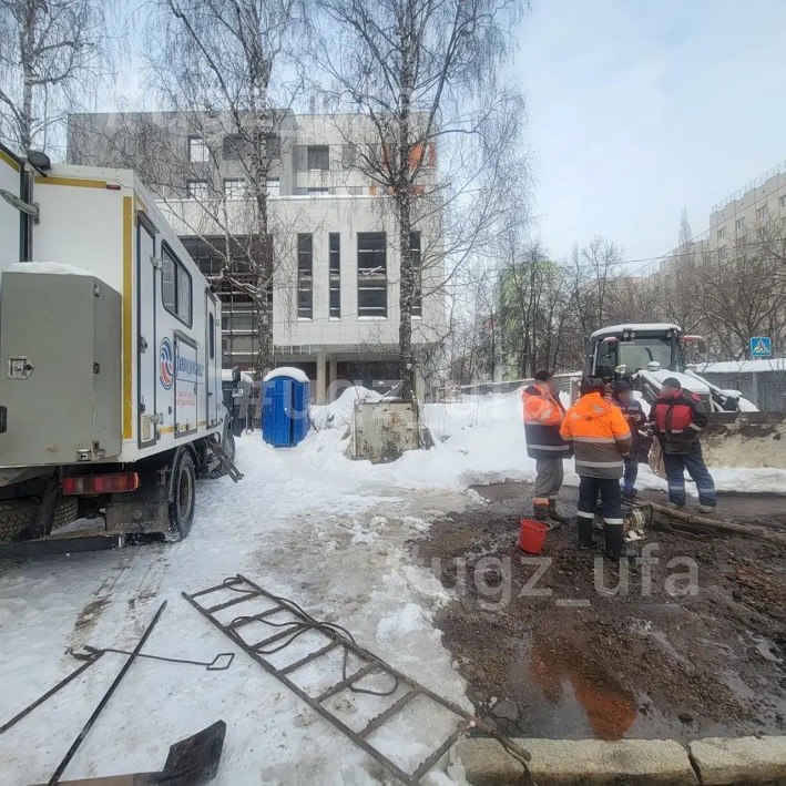 На территории крупной больницы в Уфе прорвало трубу