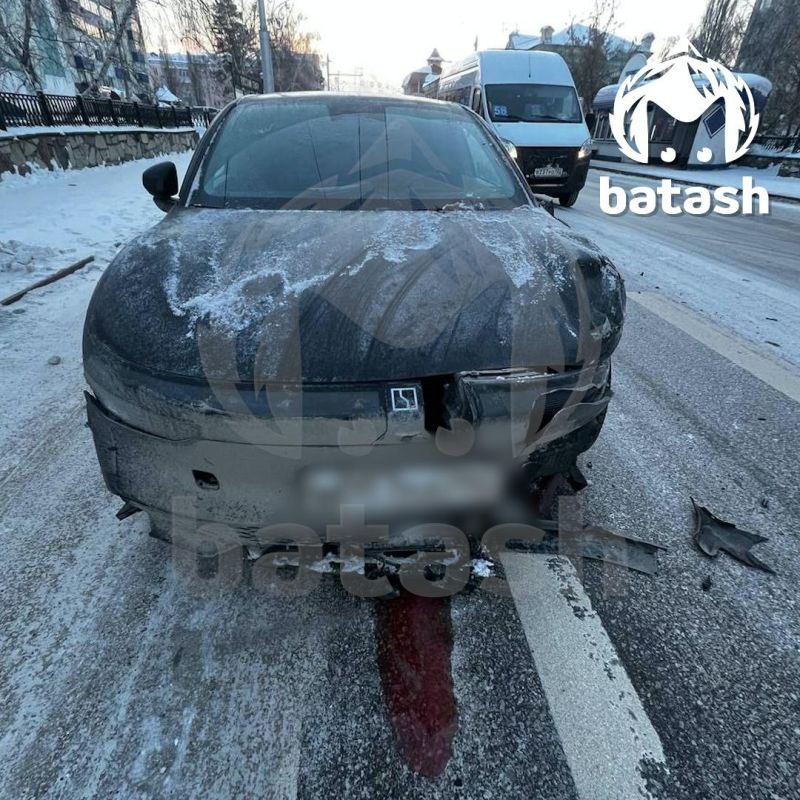 Водитель на скорости протаранил машину в Стерлитамаке и скрылся — сбитый Nissan откинуло к автошколе