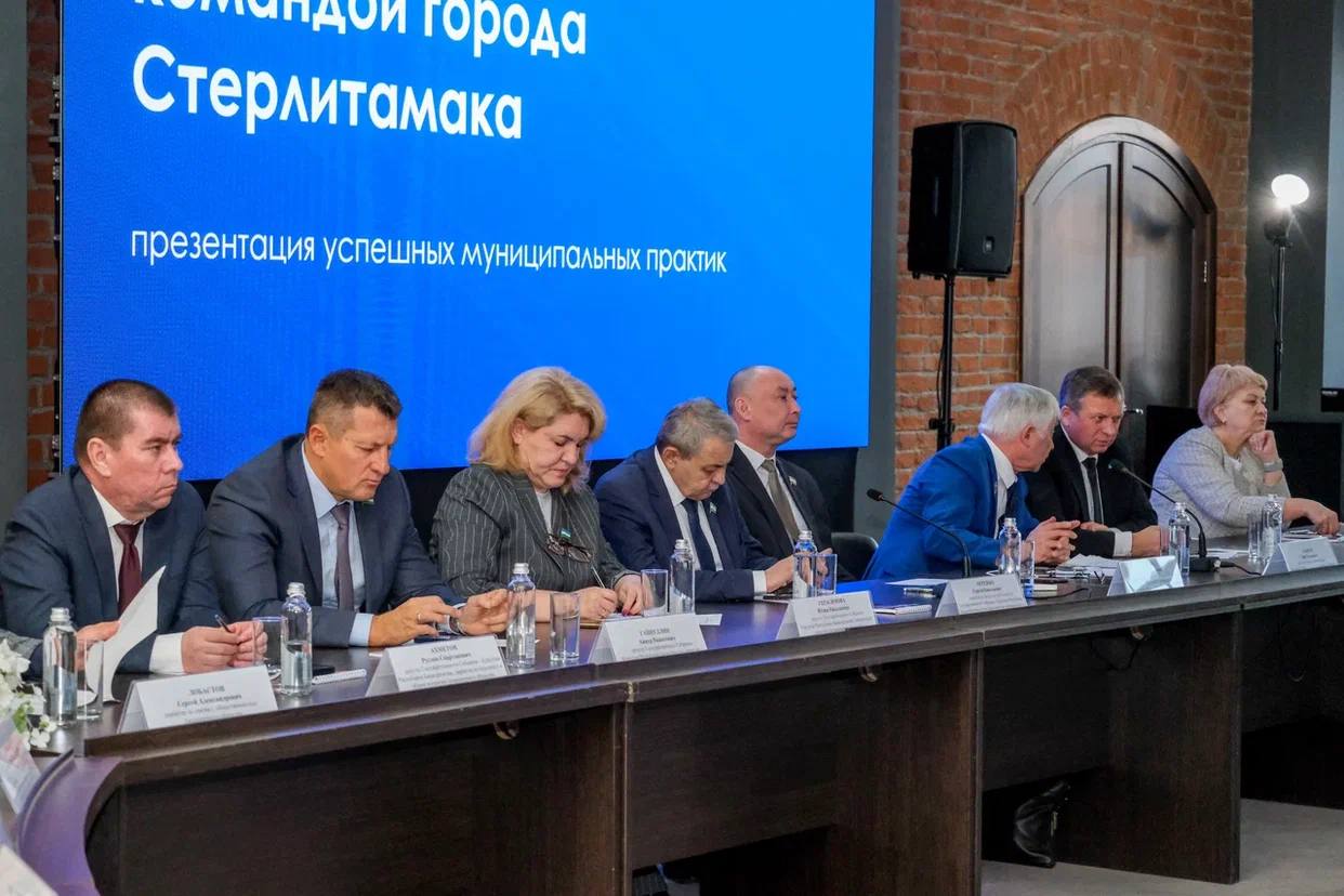 Заместитель начальника Управления Президента РФ по внутренней политике Евгений Грачев и сопредседатель ВАРМСУ, член президиума Совета при Президенте РФ по развитию местного самоуправления Ирина Гусева в рамках региональных... Заместитель начальника Управления Президента РФ по внутренней политике Евгений Грачев и сопредседатель ВАРМСУ, член президиума Совета при Президенте РФ по развитию местного самоуправления Ирина Гусева в рамках региональных...