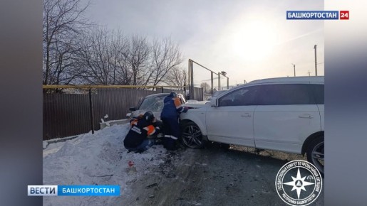 В Башкортостане спасатели деблокировали водителя после столкновения Audi и «ВАЗа»