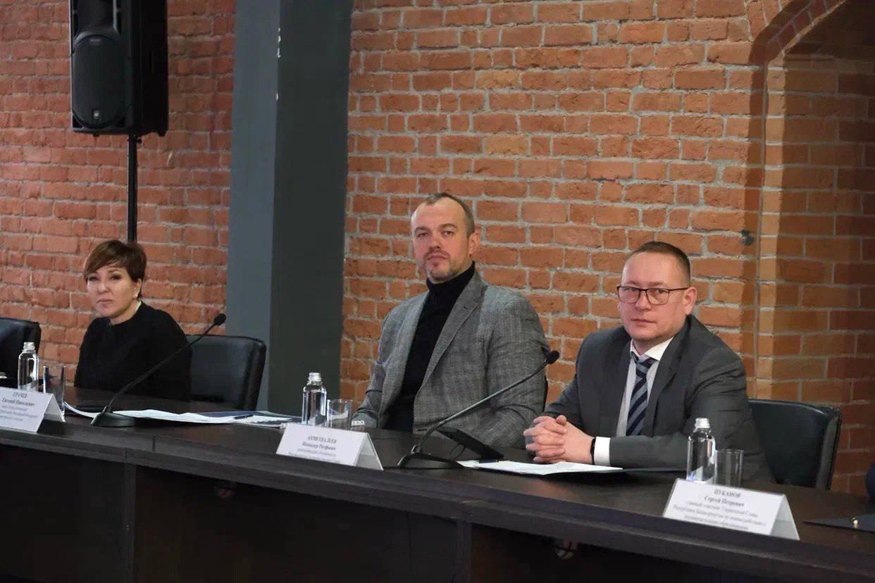 Заместитель начальника Управления Президента РФ по внутренней политике Евгений Грачев и сопредседатель ВАРМСУ, член президиума Совета при Президенте РФ по развитию местного самоуправления Ирина Гусева в рамках региональных... Заместитель начальника Управления Президента РФ по внутренней политике Евгений Грачев и сопредседатель ВАРМСУ, член президиума Совета при Президенте РФ по развитию местного самоуправления Ирина Гусева в рамках региональных...