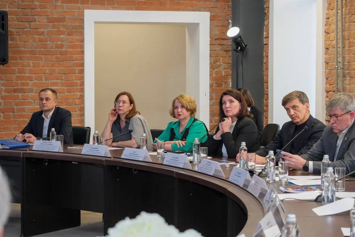 Заместитель начальника Управления Президента РФ по внутренней политике Евгений Грачев и сопредседатель ВАРМСУ, член президиума Совета при Президенте РФ по развитию местного самоуправления Ирина Гусева в рамках региональных... Заместитель начальника Управления Президента РФ по внутренней политике Евгений Грачев и сопредседатель ВАРМСУ, член президиума Совета при Президенте РФ по развитию местного самоуправления Ирина Гусева в рамках региональных...