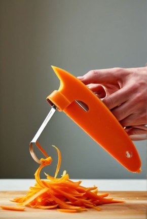 Овощечистки на кухне: как выбрать удобный и безопасный инструмент