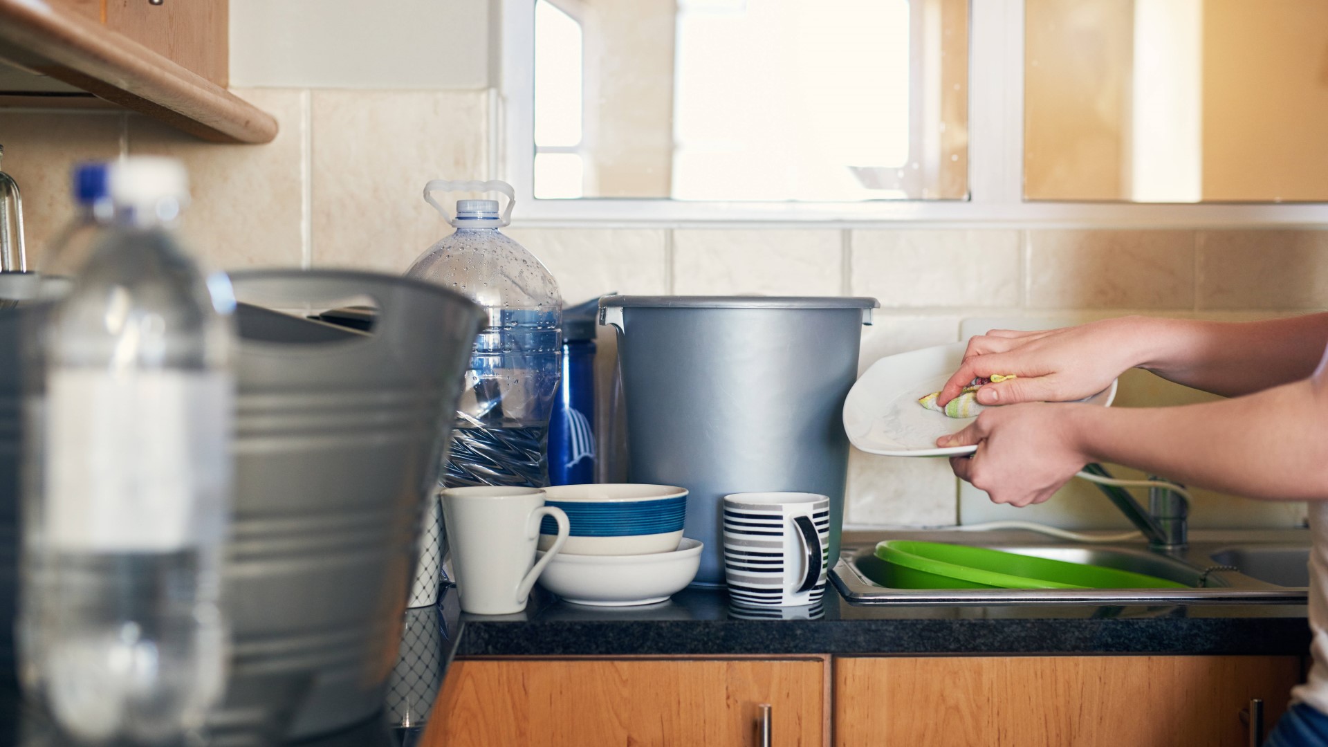 Разница впечатляет: вот сколько вы тратите, когда моете посуду руками и в машине