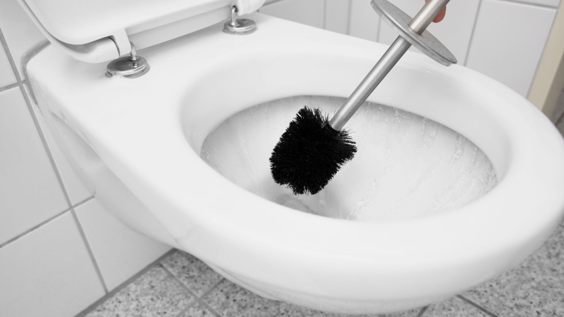 Унитаз засверкает, как алмаз: бросьте в него это самодельное средство