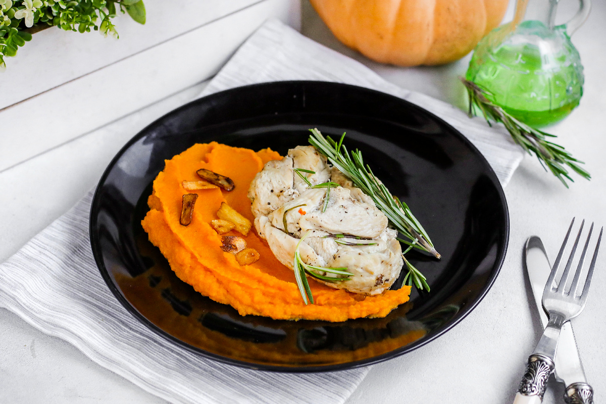 Тыквенное пюре с индейкой и хрустящими чесночными чипсами