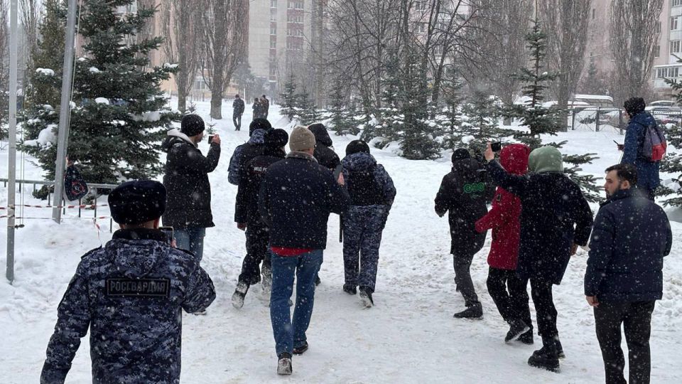 Подростка, напавшего на гимназию №16, вывели из здания