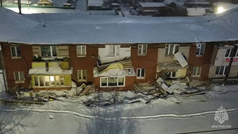 Крыша жилого дома обрушилась в Кушнаренково