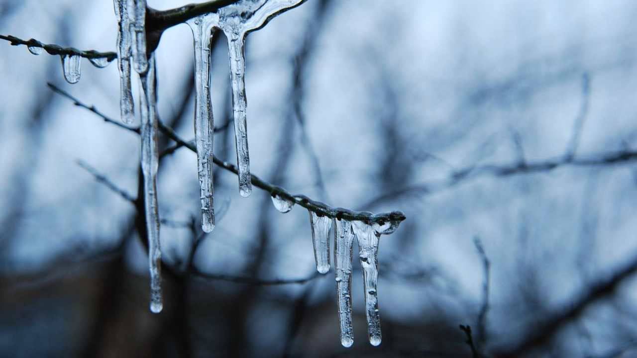 Уфимцам напомнили о риске схода наледи с крыш