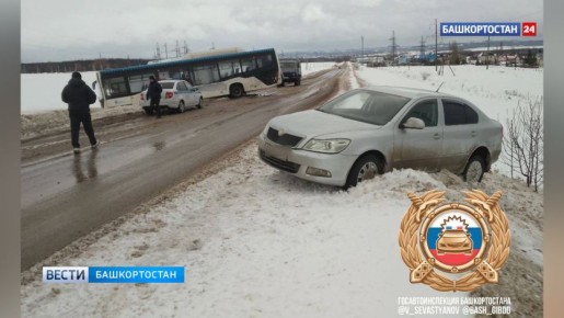 В Башкирии автобус после ДТП влетел в сугроб и застрял