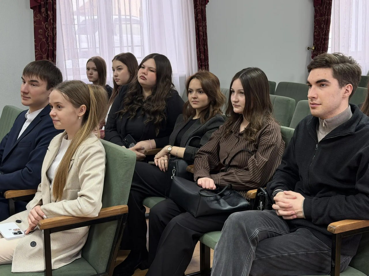 В следственном управлении состоялась рабочая встреча с участниками движения «Юный следователь» В следственном управлении состоялась рабочая встреча с участниками движения «Юный следователь»