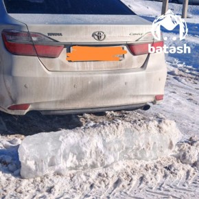 Тракторист заблокировал машину уфимки глыбой льда