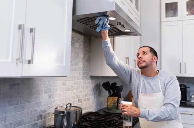 Опасные последствия грязной вытяжки на кухне: что нужно знать