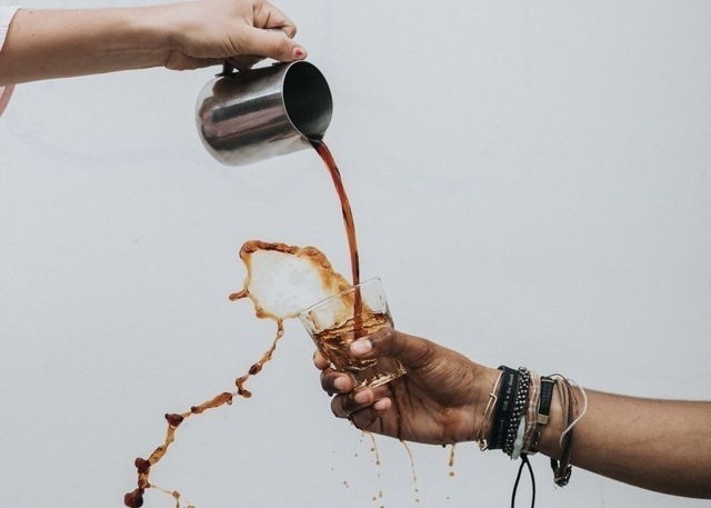 Почему кофе проливается при ходьбе: физика в действии