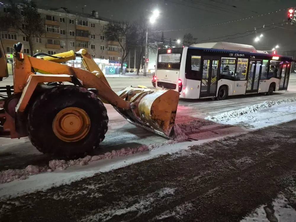 Выходной без паузы. Коммунальные службы продолжают работу в усиленном режиме Выходной без паузы. Коммунальные службы продолжают работу в усиленном режиме