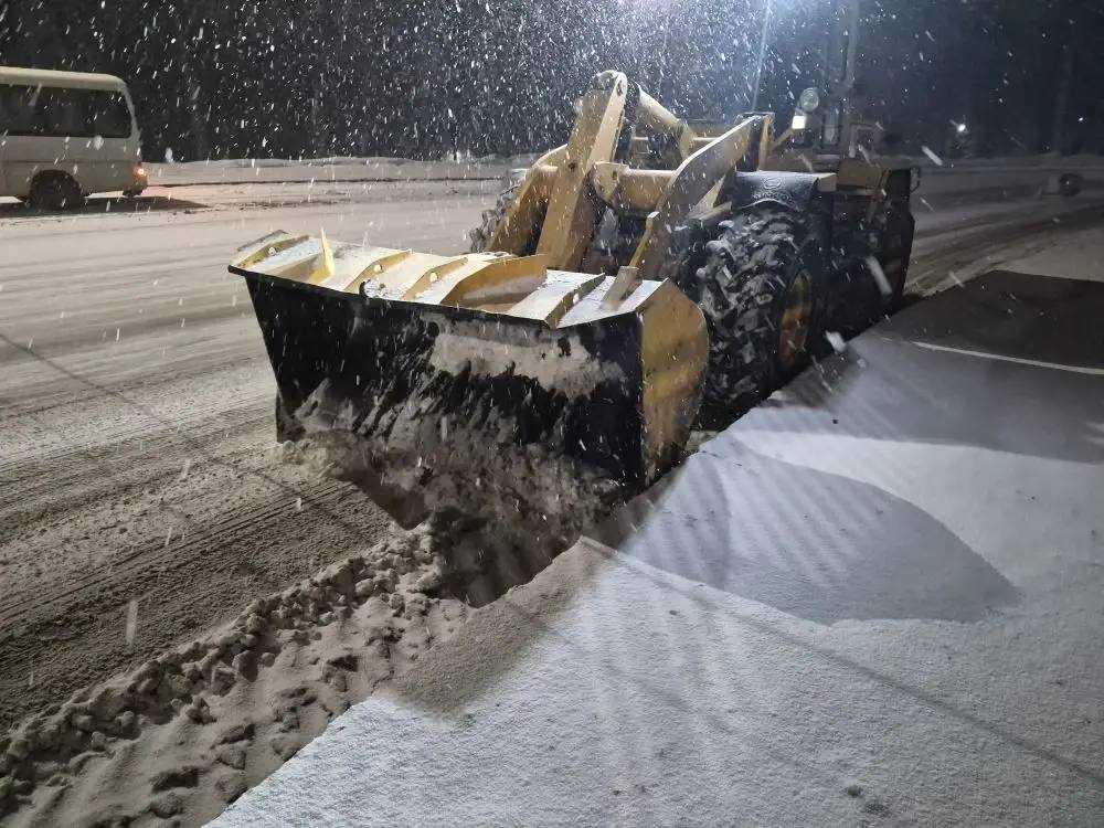 Выходной без паузы. Коммунальные службы продолжают работу в усиленном режиме Выходной без паузы. Коммунальные службы продолжают работу в усиленном режиме