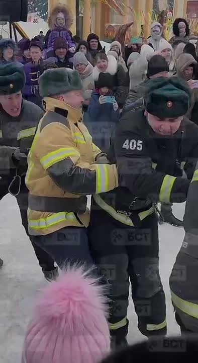 Скоморохи против пожарных. Нет, это не сны при температуре 39, а обстановка на «Масленице в Стерлике»