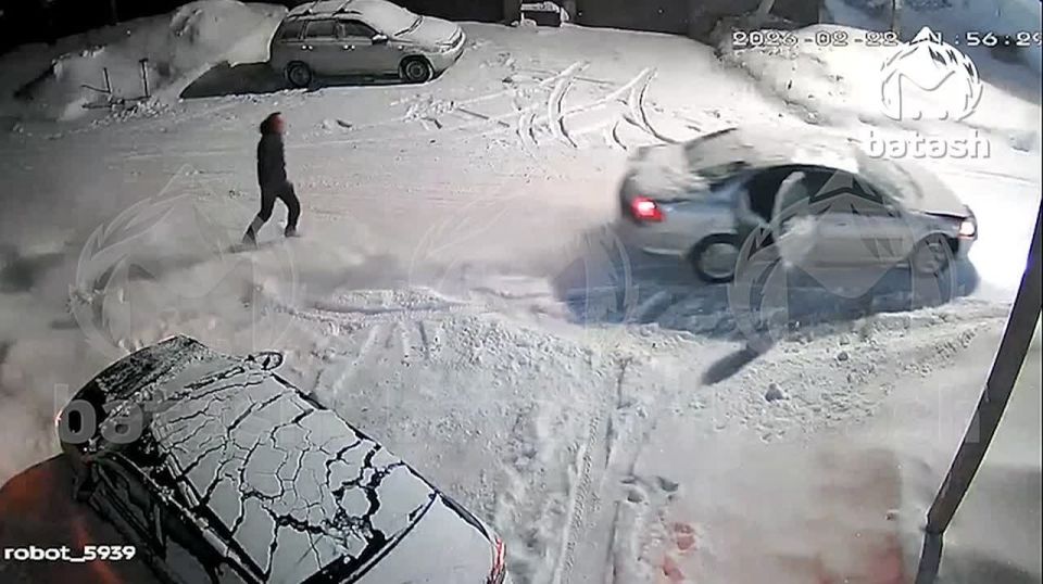 Водитель влетел в припаркованную машину в Уфе и скрылся