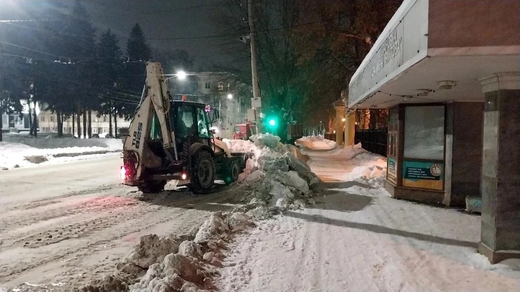 Пост сдал - пост принял. Работники жилищно-коммунальных служб трудятся и днем, и в ночную смену В оперативном режиме организована уборка и вывоз снега с улиц, подсыпка дорог и тротуаров противогололедными материалами, уборка... Пост сдал - пост принял. Работники жилищно-коммунальных служб трудятся и днем, и в ночную смену В оперативном режиме организована уборка и вывоз снега с улиц, подсыпка дорог и тротуаров противогололедными материалами, уборка...