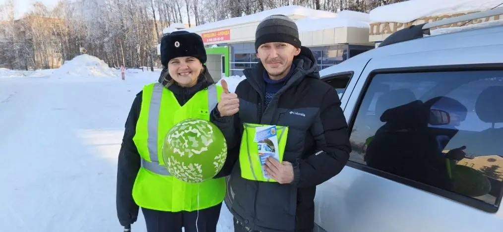 Приятный сюрприз. Поздравить представителей сильного пола с Днём защитника Отечества на улицы города вышли и сотрудницы Госавтоинспекции по Бирскому району Приятный сюрприз. Поздравить представителей сильного пола с Днём защитника Отечества на улицы города вышли и сотрудницы Госавтоинспекции по Бирскому району