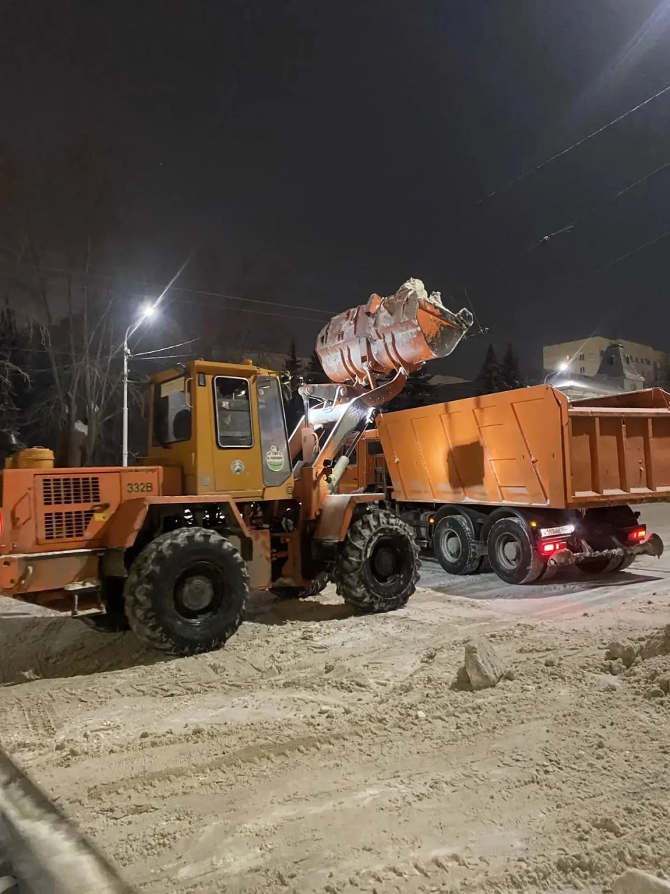 Пост сдал - пост принял. Работники жилищно-коммунальных служб трудятся и днем, и в ночную смену В оперативном режиме организована уборка и вывоз снега с улиц, подсыпка дорог и тротуаров противогололедными материалами, уборка... Пост сдал - пост принял. Работники жилищно-коммунальных служб трудятся и днем, и в ночную смену В оперативном режиме организована уборка и вывоз снега с улиц, подсыпка дорог и тротуаров противогололедными материалами, уборка...