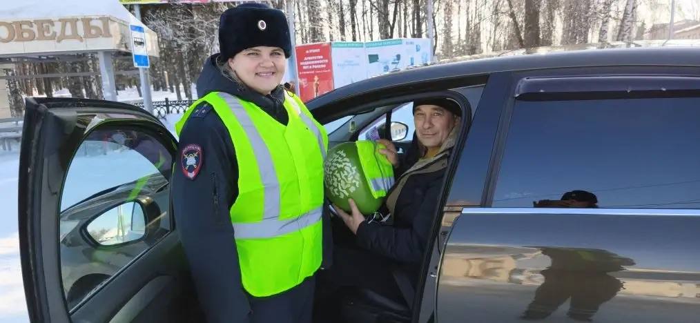 Приятный сюрприз. Поздравить представителей сильного пола с Днём защитника Отечества на улицы города вышли и сотрудницы Госавтоинспекции по Бирскому району Приятный сюрприз. Поздравить представителей сильного пола с Днём защитника Отечества на улицы города вышли и сотрудницы Госавтоинспекции по Бирскому району