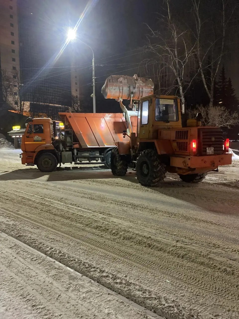 Пост сдал - пост принял. Работники жилищно-коммунальных служб трудятся и днем, и в ночную смену В оперативном режиме организована уборка и вывоз снега с улиц, подсыпка дорог и тротуаров противогололедными материалами, уборка... Пост сдал - пост принял. Работники жилищно-коммунальных служб трудятся и днем, и в ночную смену В оперативном режиме организована уборка и вывоз снега с улиц, подсыпка дорог и тротуаров противогололедными материалами, уборка...