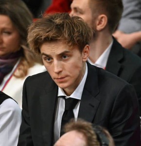 Блогер Влад А4 через суд требовал 200 тысяч рублей с вьетнамцев за платье и пару детских лосин с его лицом