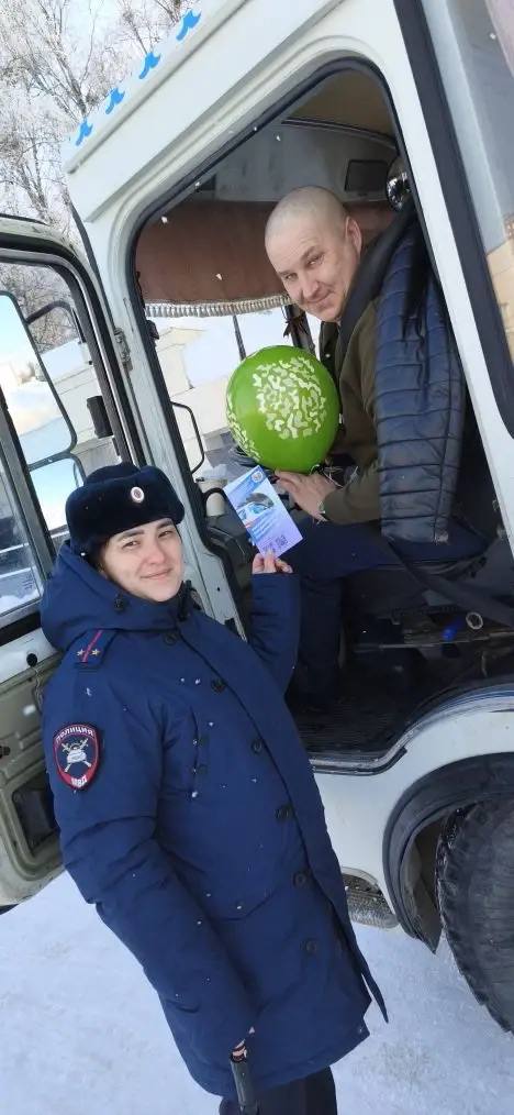 Приятный сюрприз. Поздравить представителей сильного пола с Днём защитника Отечества на улицы города вышли и сотрудницы Госавтоинспекции по Бирскому району Приятный сюрприз. Поздравить представителей сильного пола с Днём защитника Отечества на улицы города вышли и сотрудницы Госавтоинспекции по Бирскому району