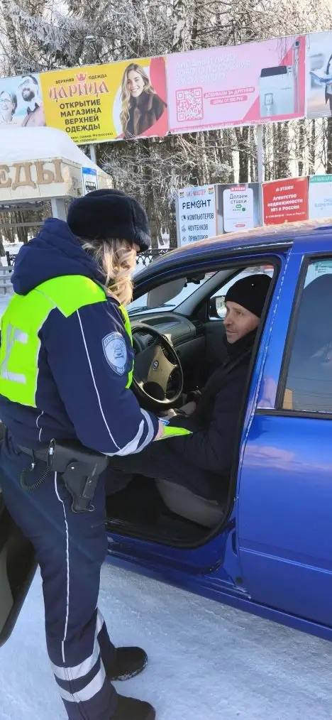 Приятный сюрприз. Поздравить представителей сильного пола с Днём защитника Отечества на улицы города вышли и сотрудницы Госавтоинспекции по Бирскому району