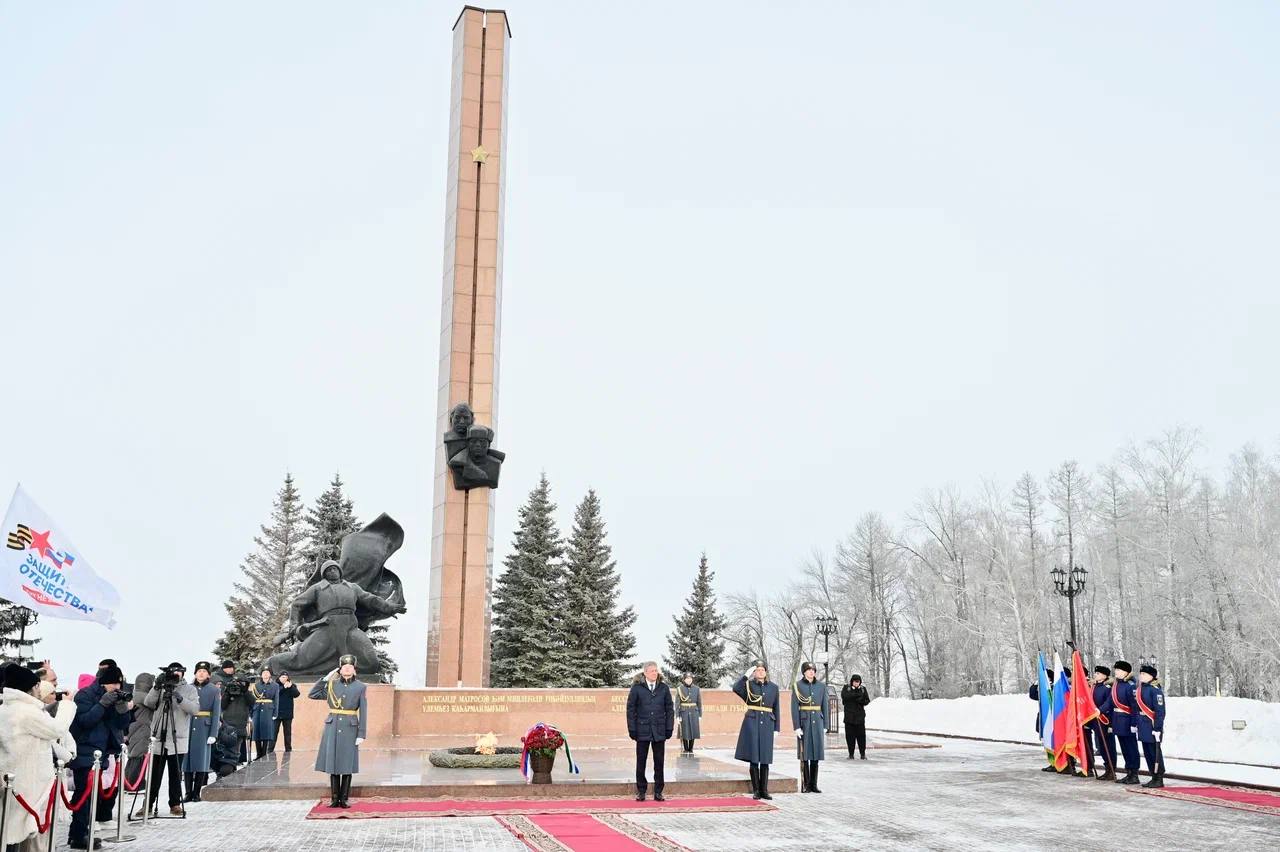 Андрей Назаров также поздравил жителей Башкортостана с Днем защитника Отечества, отметив вклад более 200 тысяч уроженцев республики в победы прошлых лет и мужество бойцов в зоне СВО Андрей Назаров также поздравил жителей Башкортостана с Днем защитника Отечества, отметив вклад более 200 тысяч уроженцев республики в победы прошлых лет и мужество бойцов в зоне СВО