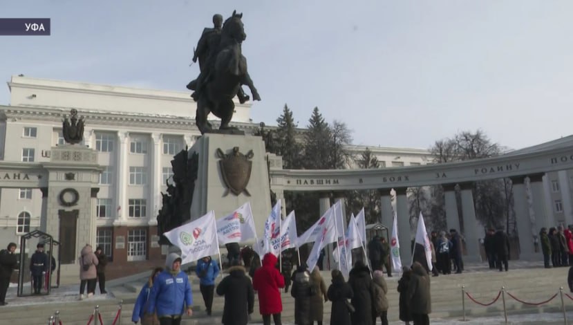 Радий Хабиров возложил цветы к памятнику Минигали Шаймуратову