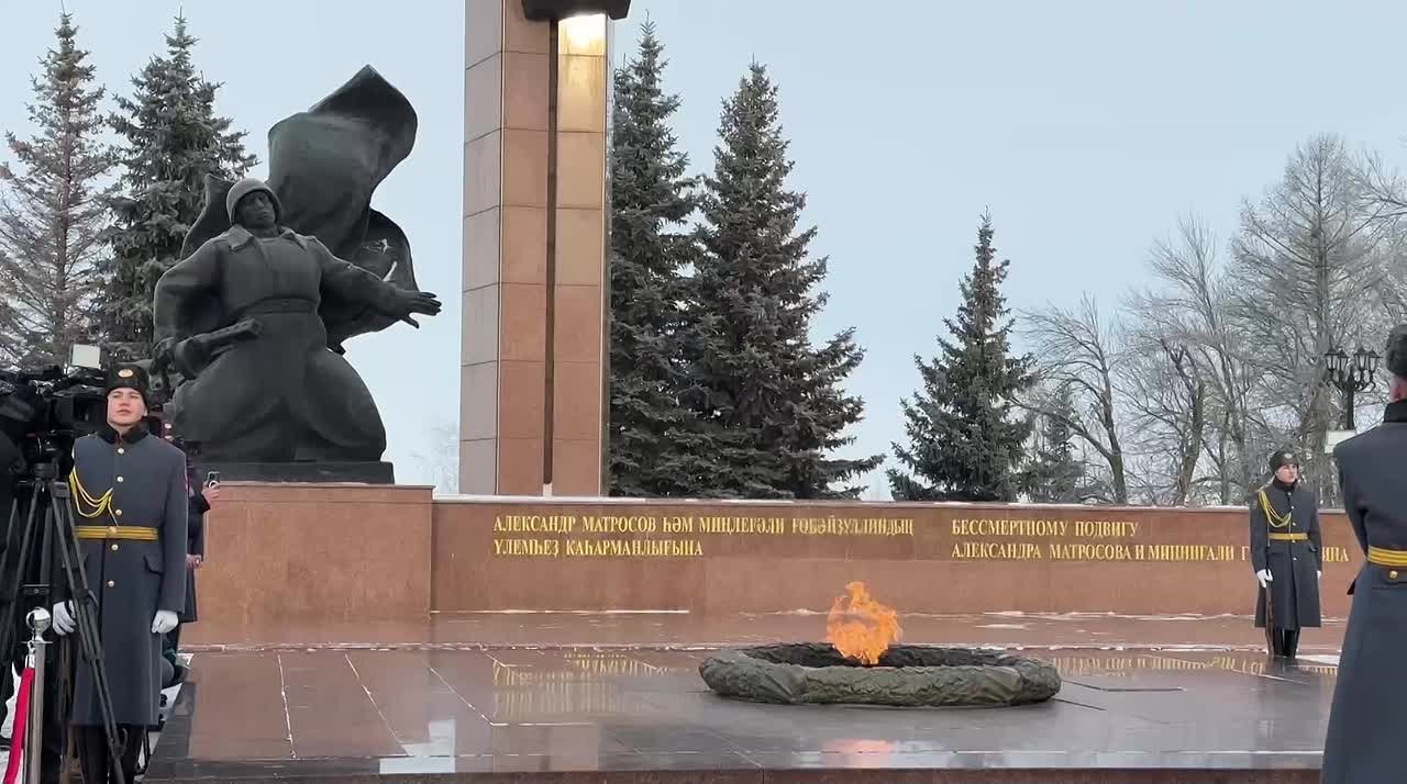 В День защитника Отечества в Башкортостане прошли торжественные возложения цветов к памятникам и мемориалам