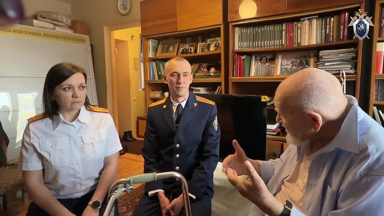 В Уфе сотрудники следственного управления навестили фронтовика и заслуженного врача Асхата Мингазетдинова