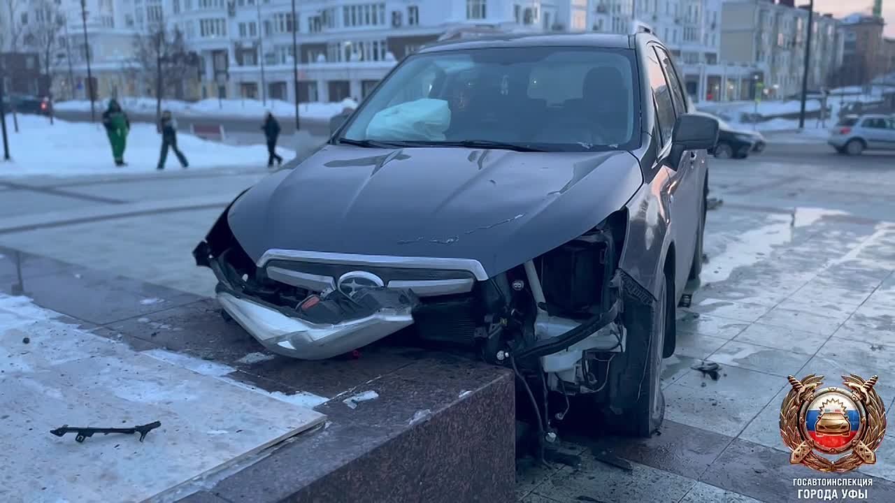 Автомобиль влетел в памятник Мустаю Кариму в Уфе
