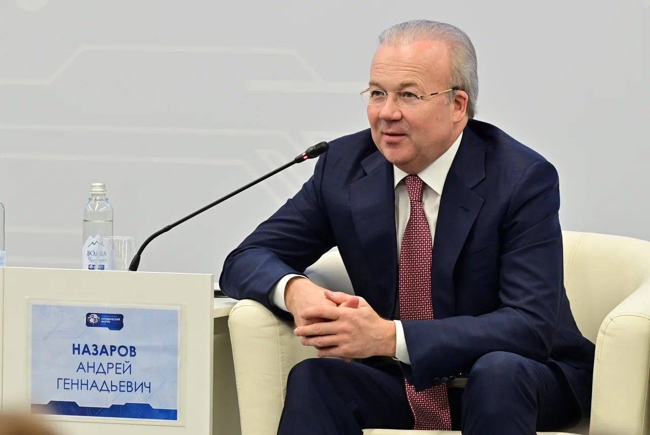 Андрей Назаров в деталях рассказал о новых законодательных нормах, среди которых — развитие цифровых сервисов, снижение бюрократической нагрузки и усиление безопасности образовательных учреждений