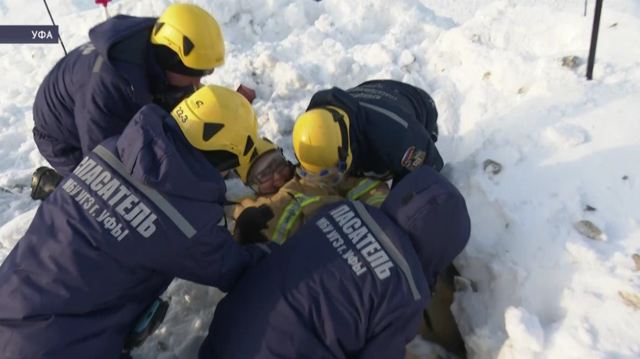 В Уфе спасатели отрабатывали действия при ДТП и сходе лавины