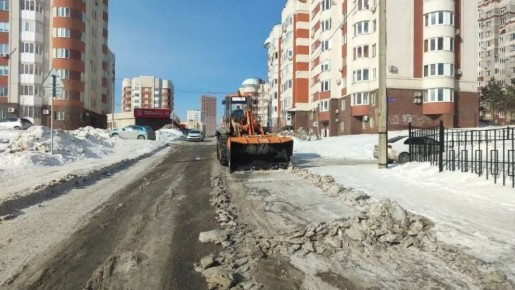 Работа кипит. Городские службы по благоустройству в круглосуточном режиме поддерживают порядок на улично-дорожной сети и оперативно реагируют на изменения погоды Проводится механизированная очистка дорог и тротуаров...