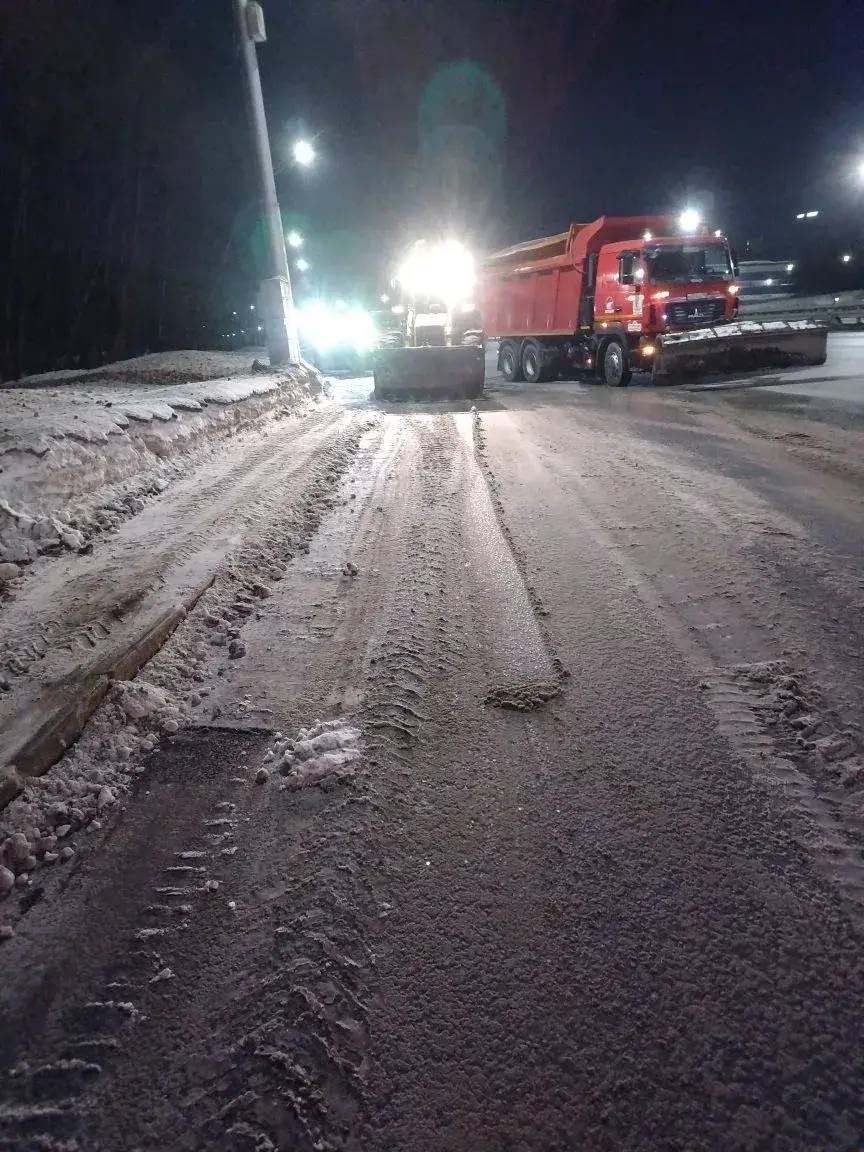 Уборка в штатном режиме. Городские службы продолжают уборку снега в круглосуточном режиме, поддерживая порядок на улично-дорожной сети На особом контроле - основные транспортные магистрали, межквартальные проезды и карманы... Уборка в штатном режиме. Городские службы продолжают уборку снега в круглосуточном режиме, поддерживая порядок на улично-дорожной сети На особом контроле - основные транспортные магистрали, межквартальные проезды и карманы...
