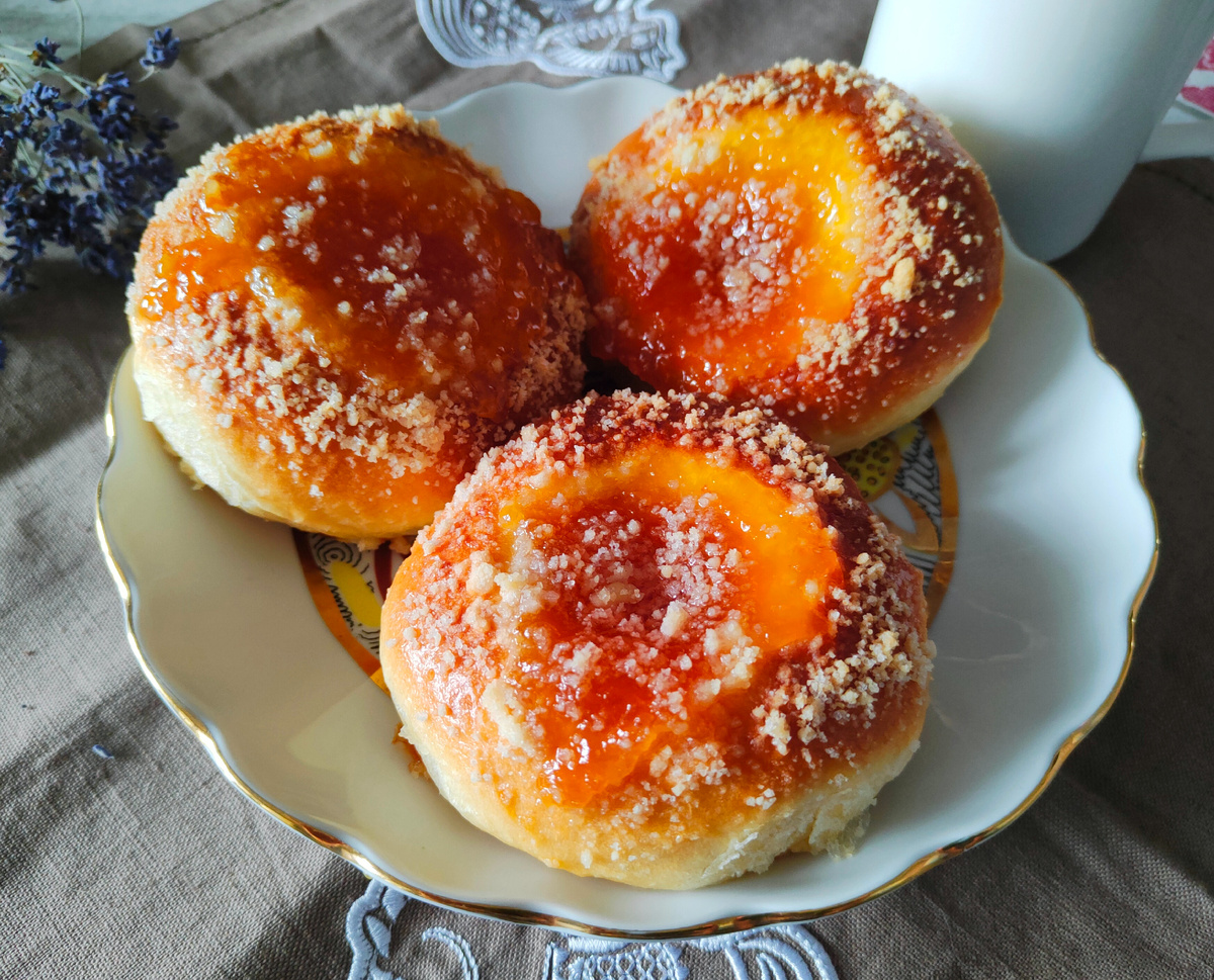 Сочные ватрушки с абрикосовым джемом: простое лакомство для всей семьи