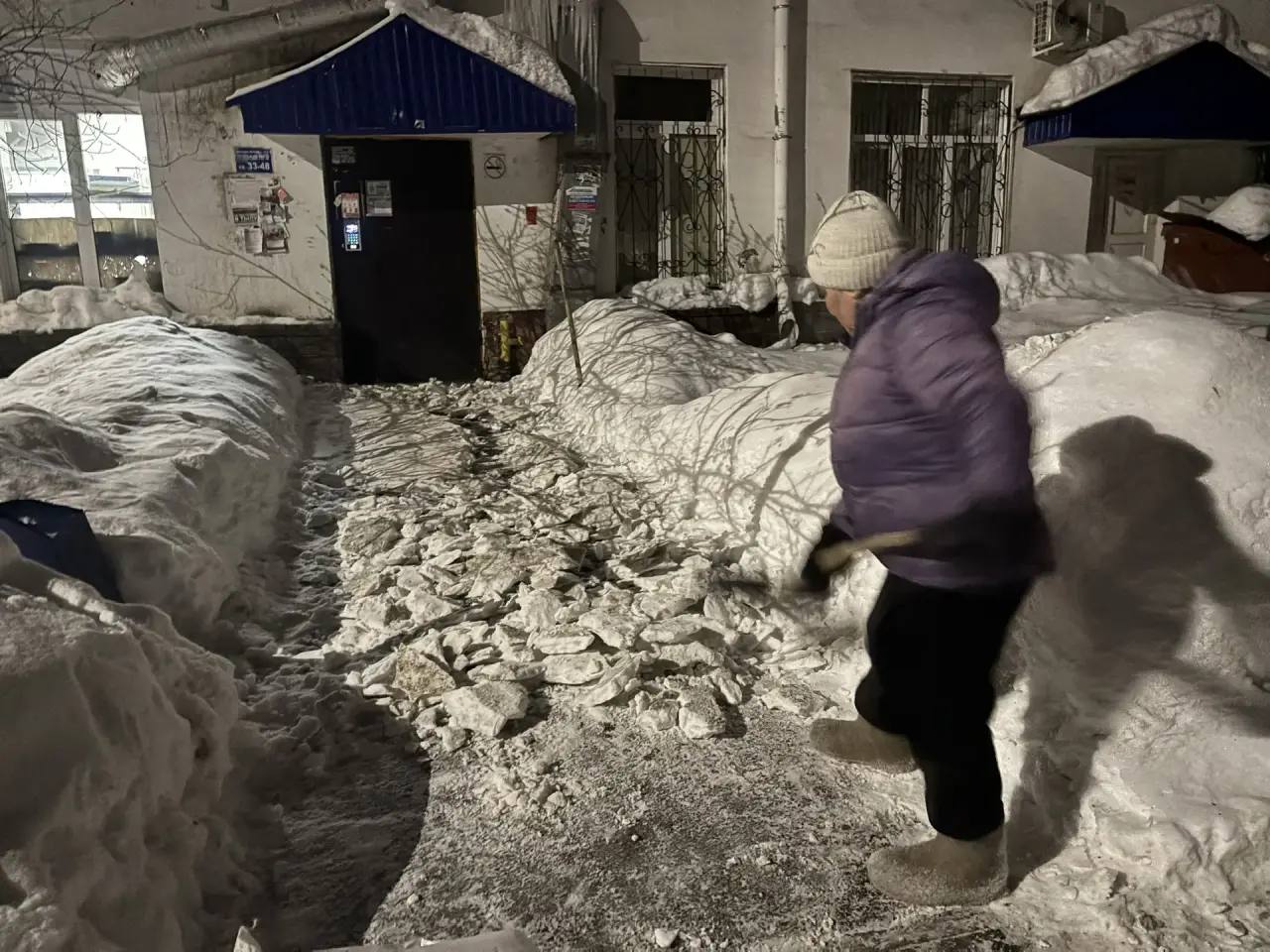 Уборка в штатном режиме. Городские службы продолжают уборку снега в круглосуточном режиме, поддерживая порядок на улично-дорожной сети На особом контроле - основные транспортные магистрали, межквартальные проезды и карманы... Уборка в штатном режиме. Городские службы продолжают уборку снега в круглосуточном режиме, поддерживая порядок на улично-дорожной сети На особом контроле - основные транспортные магистрали, межквартальные проезды и карманы...
