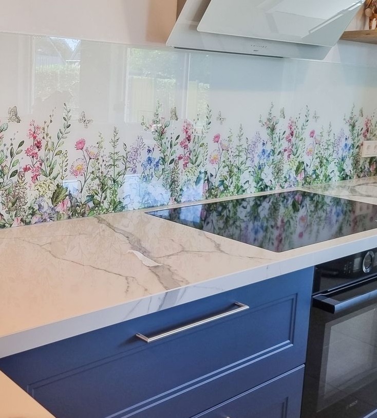 Новые тренды кухонных фартуков: выбираем стильный акцент для вашего интерьера