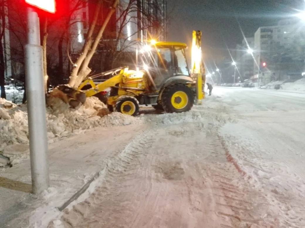 Ночная уборка снега. В оперативном режиме организована уборка и вывоз снега с улиц города, подсыпка дорог и тротуаров противогололедными материалами, уборка остановок общественного транспорта Большой проблемой для выполнения... Ночная уборка снега. В оперативном режиме организована уборка и вывоз снега с улиц города, подсыпка дорог и тротуаров противогололедными материалами, уборка остановок общественного транспорта Большой проблемой для выполнения...